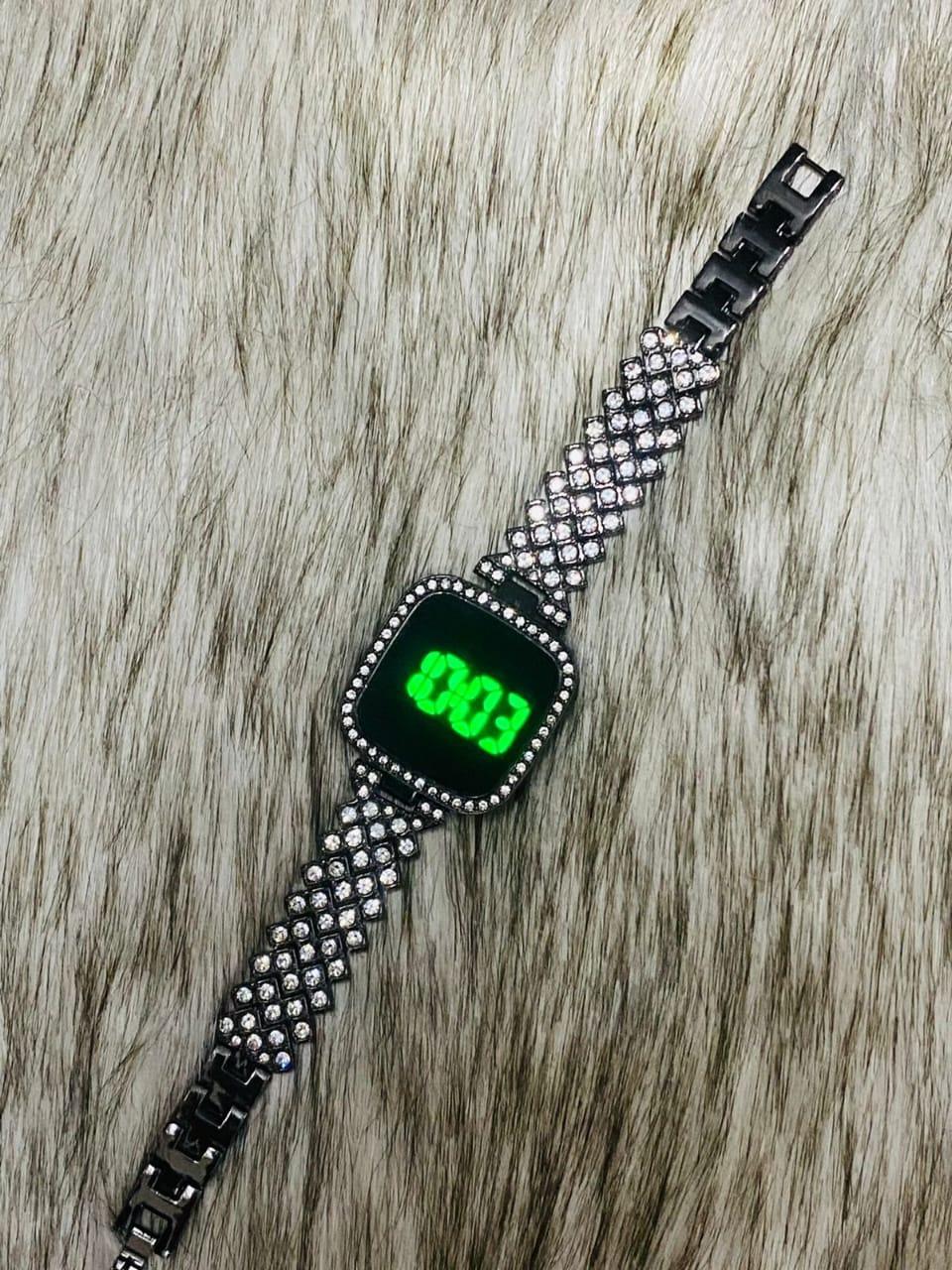 Stylish woman's digital display woman's watch 1pc quartz movement water Resistant