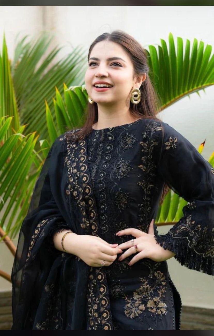 3pec woman's unstitched Embroiderered suit
